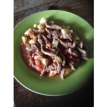 Boeuf aux poivrons, tomates et pommes de terre